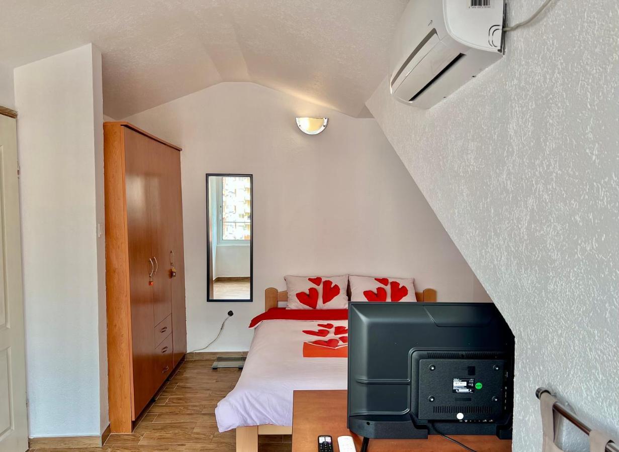 Homestay Mark - Double Bed Room - Shared Bathroom And Kitchen Μπούντβα Εξωτερικό φωτογραφία