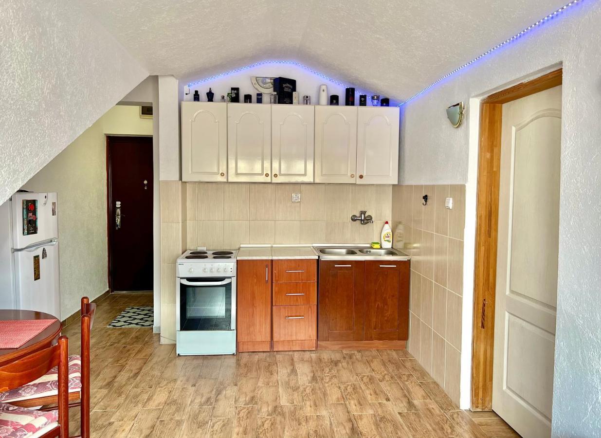 Homestay Mark - Double Bed Room - Shared Bathroom And Kitchen Μπούντβα Εξωτερικό φωτογραφία