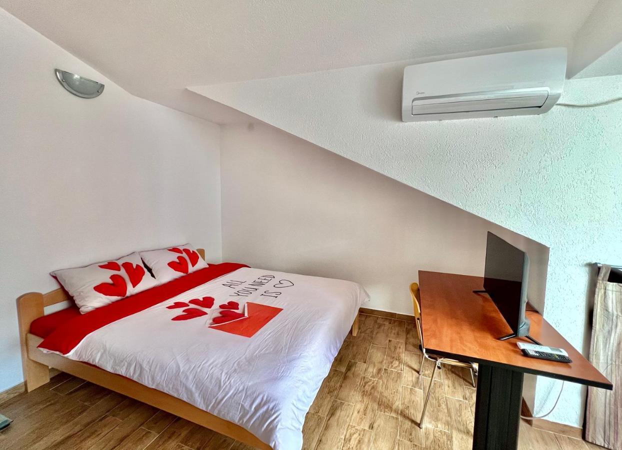 Homestay Mark - Double Bed Room - Shared Bathroom And Kitchen Μπούντβα Εξωτερικό φωτογραφία